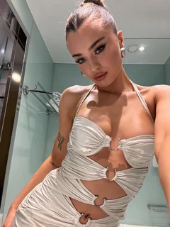 瓦伦蒂娜 香港的应召女郎